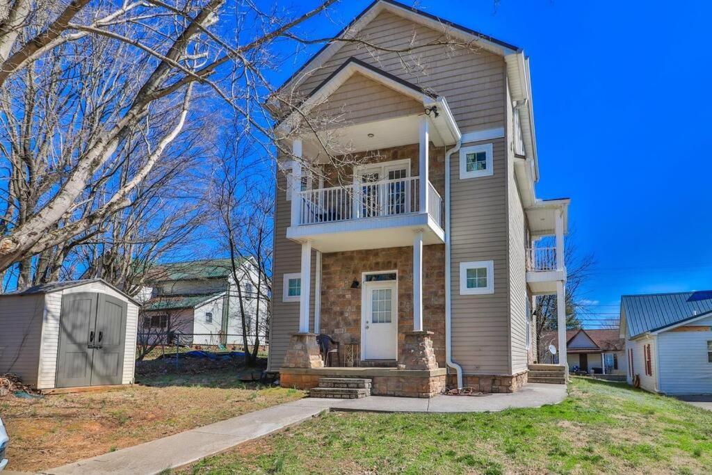 Skinny Big House In Jefferson City Exterior photo