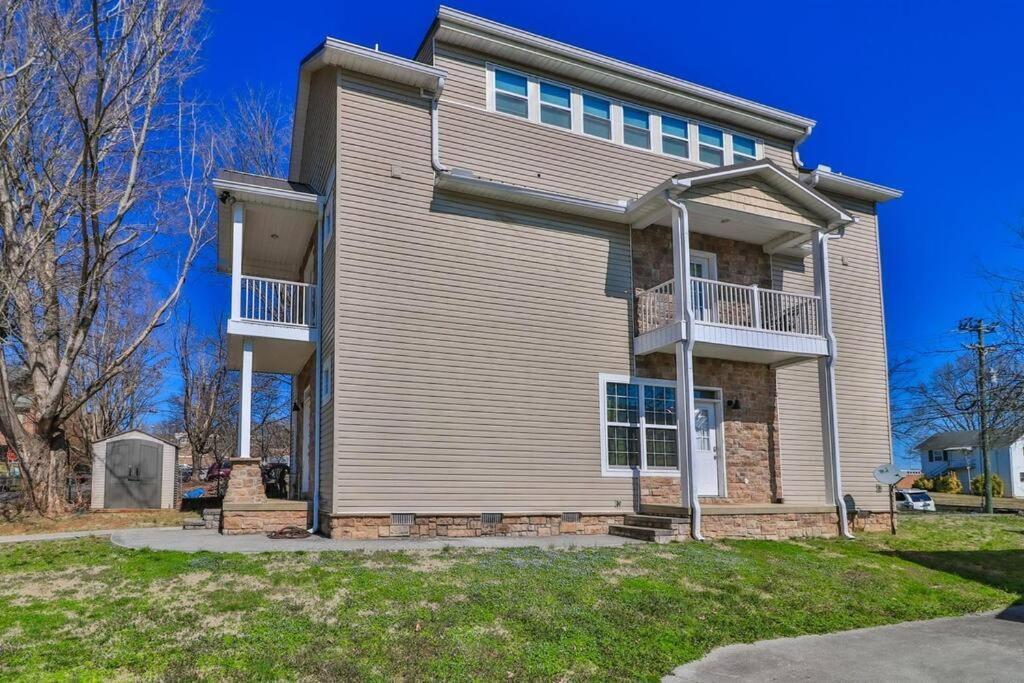 Skinny Big House In Jefferson City Exterior photo