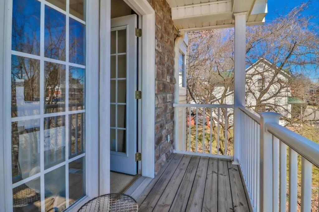 Skinny Big House In Jefferson City Exterior photo